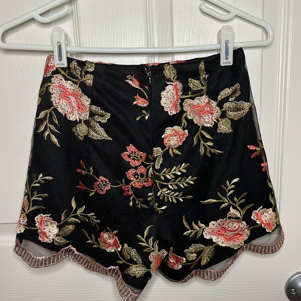 SOLD -Angel Biba high-waisted floral embroidered shorts - Picture 5 of 7
